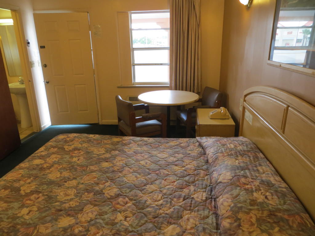 Budget Inn Sebring Room photo